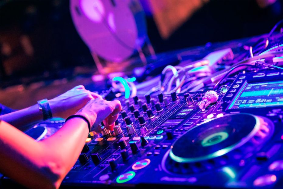 Herramientas que todo DJ debe tener: tu música a otro nivel