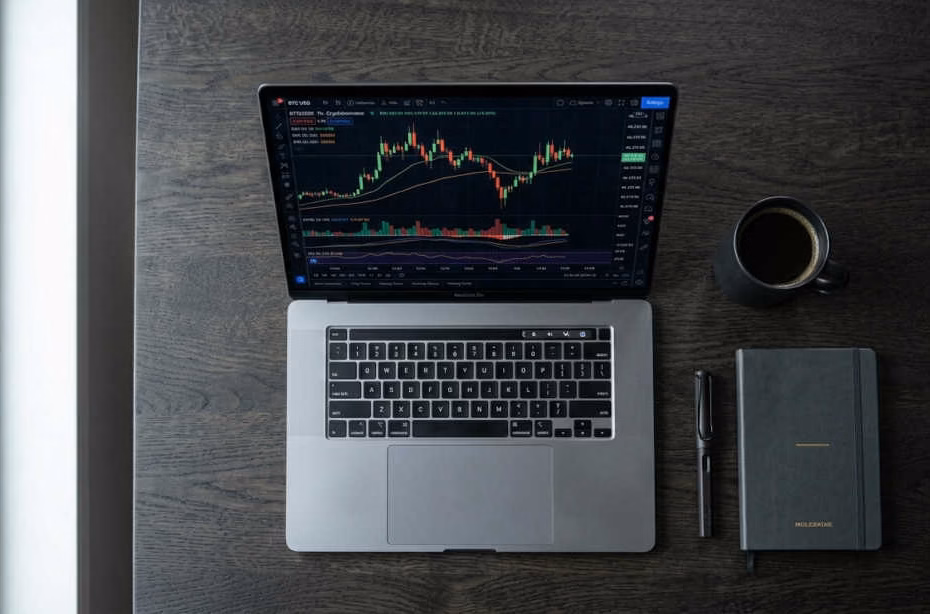 Laptops para trading: Laptop con gráficas de trading de criptomonedas en pantalla sobre escritorio minimalista