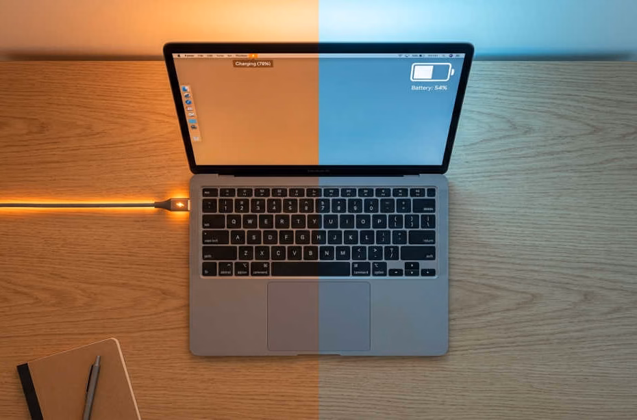 Dejar la laptop conectada o usar con batería: laptop conectada al cargador versus laptop usando batería, comparativa visual