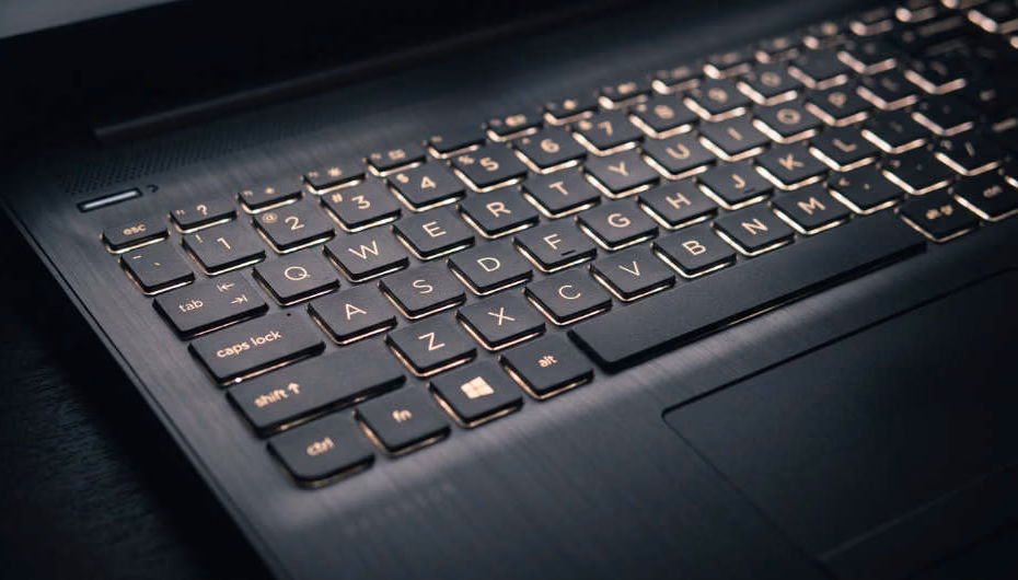 Como poner luz al teclado de mi laptop hp: teclado retroiluminado de una laptop HP encendido