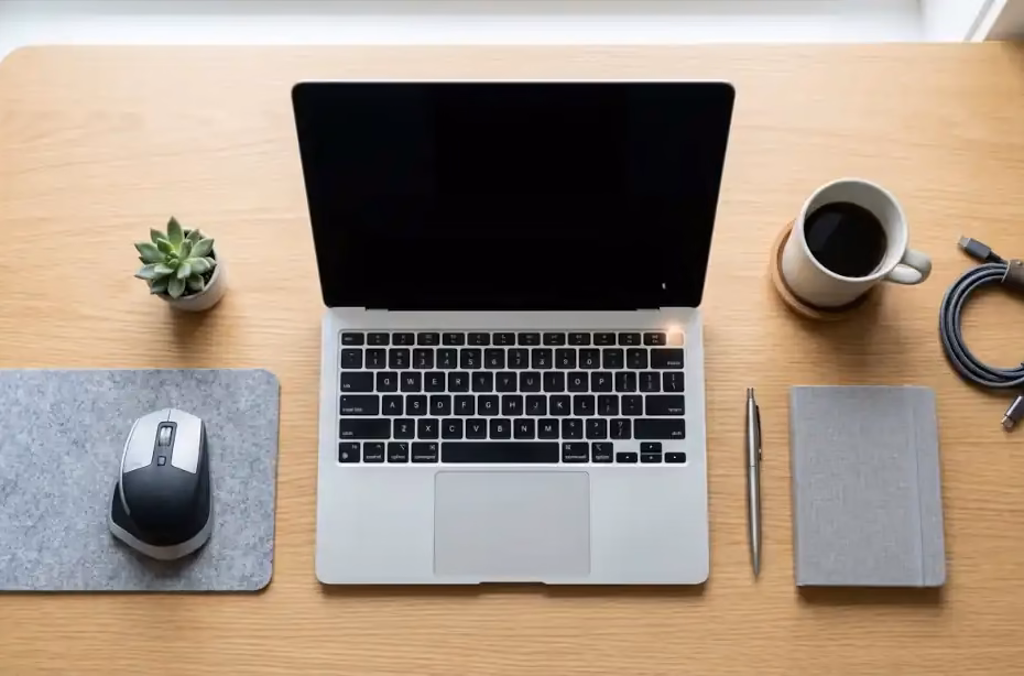 laptop no enciende con pantalla negra sobre escritorio